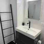 Rangement et optimisation d'espace dans une petite salle de bain parisienne à Paris 8e