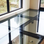 Plancher en verre noir