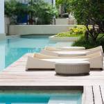 Une plage de piscine en bois près de Tours.