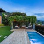 Une terrasse ombragée près de la piscine