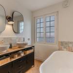 Rénovation salle de bain avec baignoire et petit dressing