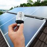 Installer des panneaux solaires pour se chauffer.