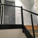 Escalier intérieur bois et métal garde corps à lisses