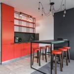 Une cuisine en rouge et noir