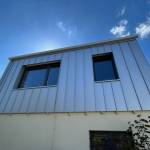 Surélévation de maison en ossature bois et bardage zinc clair à joint debout à Nantes (44)