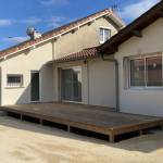 Extension de maison à Montauban : façade rénovée et terrasse bois après fermeture du préau