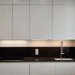 Une cuisine moderne dans un appartement au Chesnay
