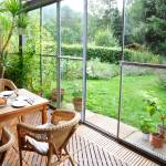 Une véranda indépendante pour profiter du jardin.