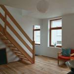 Un escalier en bois décoré par un cadre 