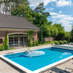 piscine avec rebord haut en beton