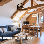 Salon et salle à manger en bois dans un chalet moderne, avec charpente apparente et lumière naturelle, accompagnée du texte "Réaliser un plan d'extension : ce qu’il faut savoir".