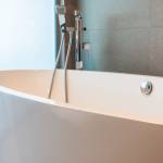 Comment choisir entre une baignoire ou une douche dans sa salle de bain ?