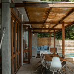 Créer un coin détente extérieur : pergola, salon de jardin et éclairage