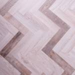 Les lames de PVC clivables sont faciles à poser sur un carrelage au sol.