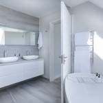 une salle de bain tout en blanc sous les combles