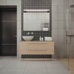 Aménagement d'une salle de bain accessible et moderne avec douche à l'italienne et accessoires ergonomiques