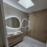 Rénovation de salle de bain avec rétroéclairage plafond et miroir - douche avec receveur extra plat XXL