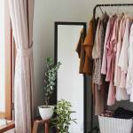 Un dressing ouvert près d'une entrée 