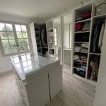 Pièce dressing sur mesure avec rangements ouverts et fermés meuble distribution central