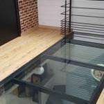 Le plancher de verre : idéal pour l’aménagement de souplex (photo : Pinterest)