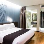 Suite parentale lite king size et salle de bain blanche