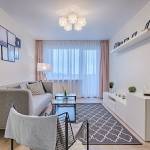 petit canapé, meuble bas et fonctionnel couleurs claires pour ce salon en longueur