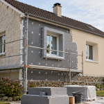 Maison en rénovation énergétique avec échafaudages