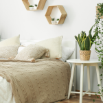 Une chambre rénovée qui invite à la détente et au bien-être.