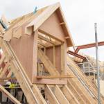 Une extension de maison avec une surélévation bois.