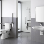 Vaste salle de bains PMR avec douche de plain pied Yvelines