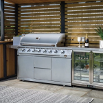 Très belle cuisine extérieure, avec barbecue plancha intégrée