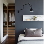 Dressing  ouvert derrière lit