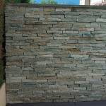 Mur en parpaing, recouvert d'un parement de pierre, dans le Grésivaudan 