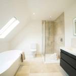 Une salle de bains avec baignoire et douche Levallois Perret (92300)