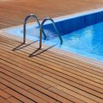 Piscine enterrée avec terrasse en bois