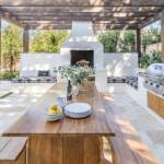 Un espace repas sous une tonnelle pour une terrasse conviviale