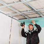 Pose d’un plafond isolé par un professionnel en Haute-Savoie – La Maison des Travaux Annecy vous accompagne pour vos projets d’isolation thermique et phonique.
