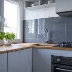 Cuisine en appartement avec crédence résine brillante