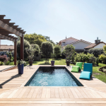 Comment bien aménager sa terrasse autour d'une piscine ?