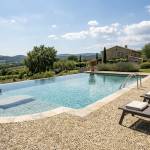 Terrasse de piscine en tapis de pierre dans des tons chauds beige