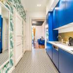 Cuisine couloir bleu roi - Paris 17