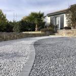 Allée de jardin gravier deux tons borduré pavée