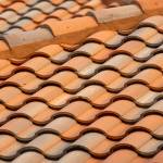 Toiture en briques rouges traditionnelles