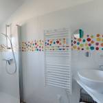 Revêtement mural de salle de bain en faïence avec frise colorée - Pornic 44