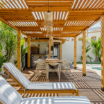 Pergola bois ajourée : une solution esthétique pour créer de l’ombre, limiter la chaleur sur la terrasse et améliorer le confort d’été.