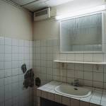 Salle de bains sans fenêtre avec humidité