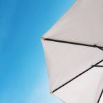Un parasol sous le ciel. bleu 