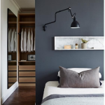 Dressing  ouvert derrière lit