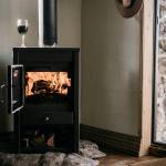 Poêle à granulés moderne dans une maison toulousaine chauffage écologique et économique pour l’hiver