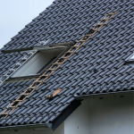 Entretenir sa toiture avant l’hiver : pourquoi août-septembre est la période idéale